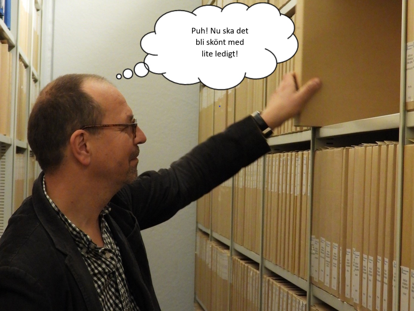 Arkivgubbe ställer tillbaka arkivbox på arkivhylla. Pratbubbla med texten: Puh! Nu ska det bli skönt med lite ledigt!