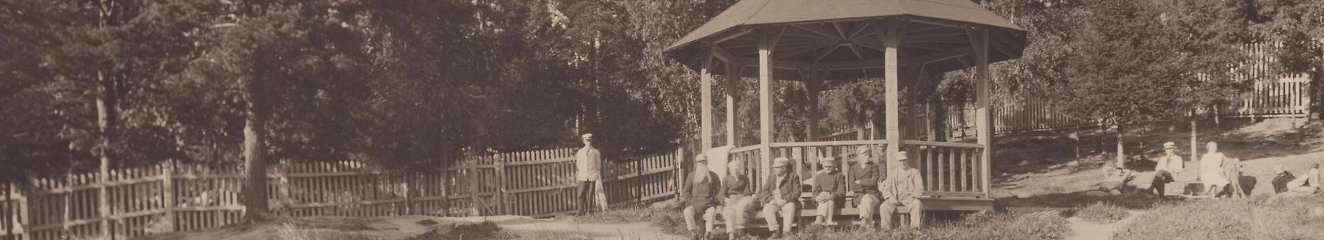 Grönområde kring Långbro sjukhus, arbetare sitter ner och fikar.