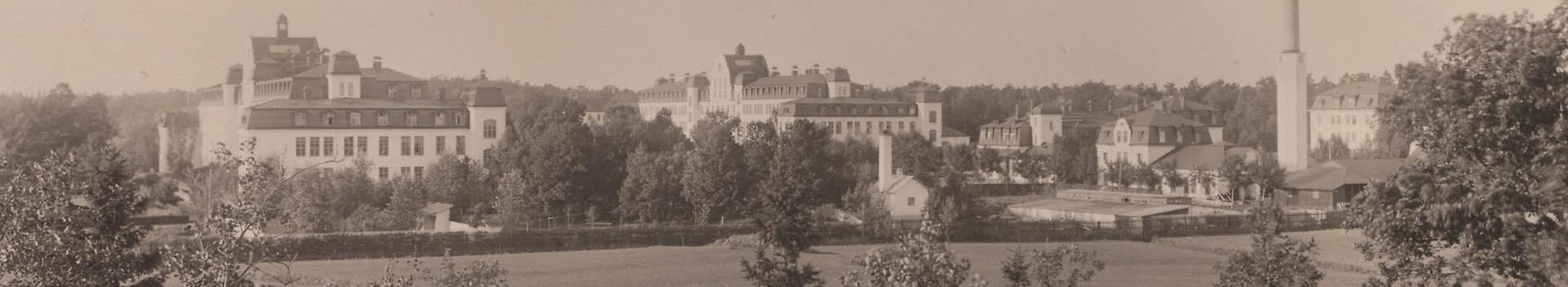 Långbro sjukhusområde med flertal byggnader.